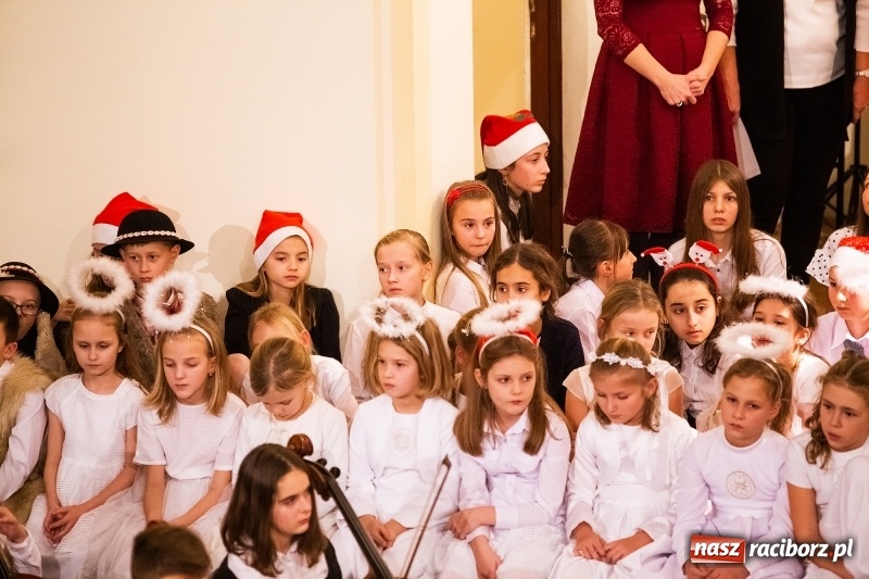 Zdjęcie w galerii na portalu naszraciborz.pl: Koncert kolędowy uczniów i nauczycieli szkoły muzycznej wiadomości z regionu