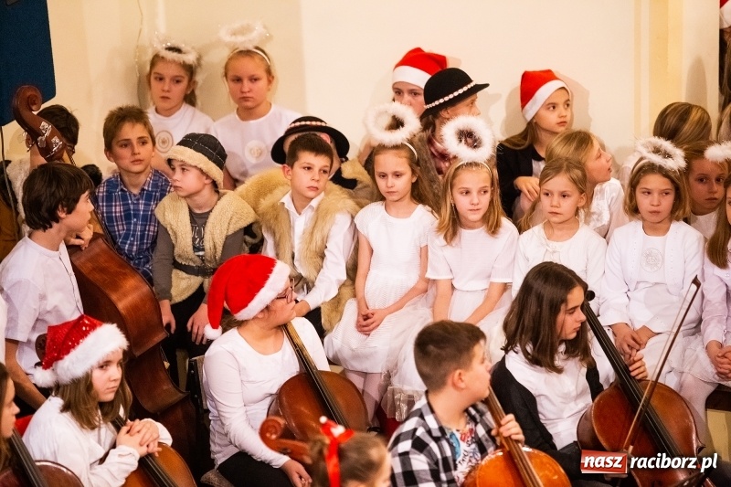 Zdjęcie w galerii na portalu naszraciborz.pl: Koncert kolędowy uczniów i nauczycieli szkoły muzycznej wiadomości z regionu