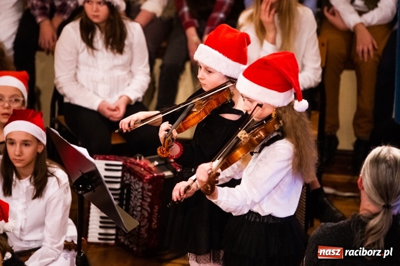Zdjęcie w galerii na portalu naszraciborz.pl: Koncert kolędowy uczniów i nauczycieli szkoły muzycznej wiadomości z regionu