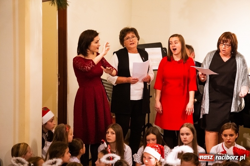 Zdjęcie w galerii na portalu naszraciborz.pl: Koncert kolędowy uczniów i nauczycieli szkoły muzycznej wiadomości z regionu
