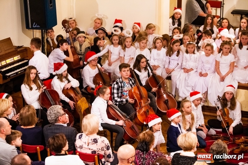 Zdjęcie w galerii na portalu naszraciborz.pl: Koncert kolędowy uczniów i nauczycieli szkoły muzycznej wiadomości z regionu