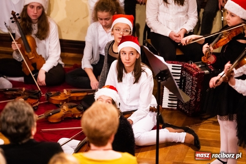 Zdjęcie w galerii na portalu naszraciborz.pl: Koncert kolędowy uczniów i nauczycieli szkoły muzycznej wiadomości z regionu