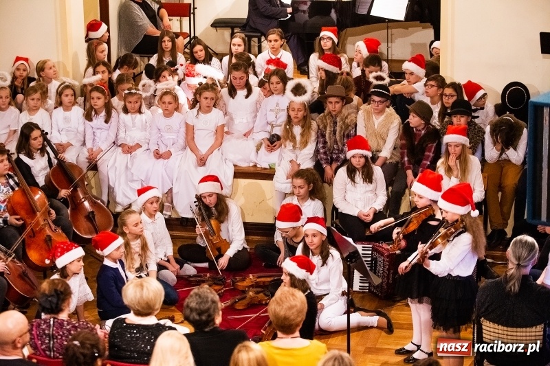 Zdjęcie w galerii na portalu naszraciborz.pl: Koncert kolędowy uczniów i nauczycieli szkoły muzycznej wiadomości z regionu