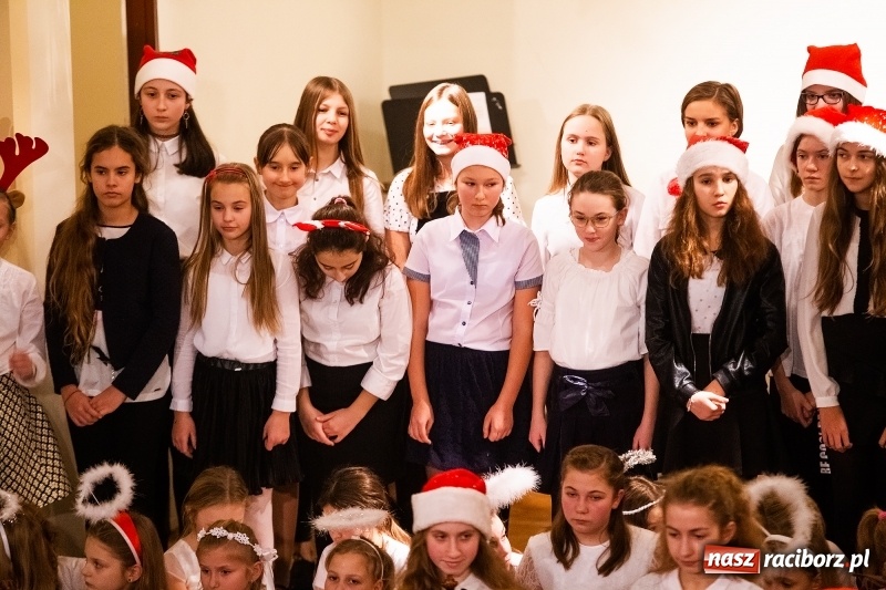 Zdjęcie w galerii na portalu naszraciborz.pl: Koncert kolędowy uczniów i nauczycieli szkoły muzycznej wiadomości z regionu