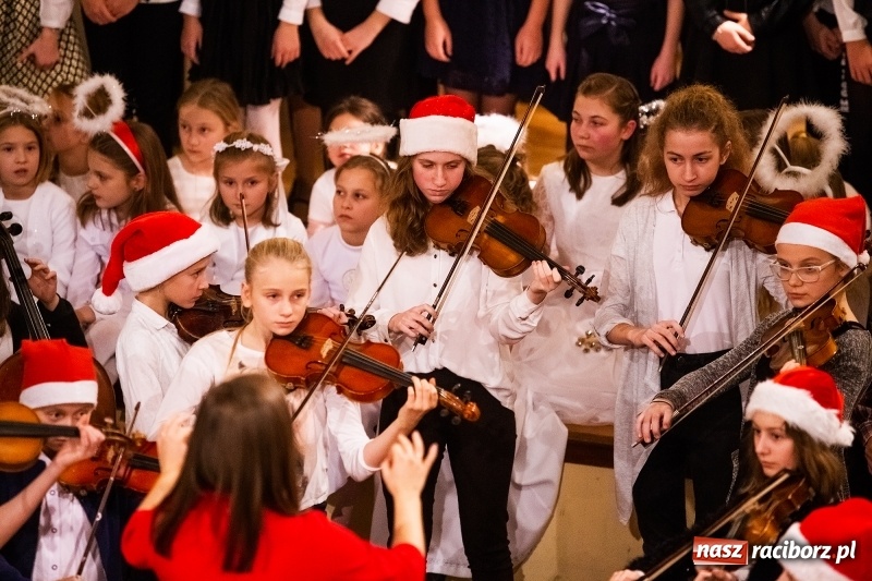 Zdjęcie w galerii na portalu naszraciborz.pl: Koncert kolędowy uczniów i nauczycieli szkoły muzycznej wiadomości z regionu
