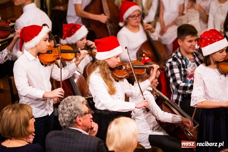 Zdjęcie w galerii na portalu naszraciborz.pl: Koncert kolędowy uczniów i nauczycieli szkoły muzycznej wiadomości z regionu