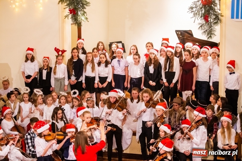 Zdjęcie w galerii na portalu naszraciborz.pl: Koncert kolędowy uczniów i nauczycieli szkoły muzycznej wiadomości z regionu