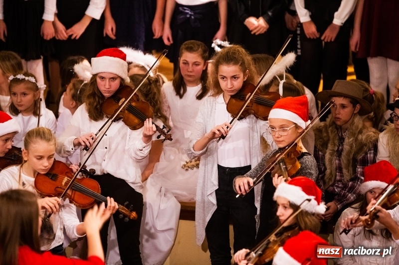 Zdjęcie w galerii na portalu naszraciborz.pl: Koncert kolędowy uczniów i nauczycieli szkoły muzycznej wiadomości z regionu