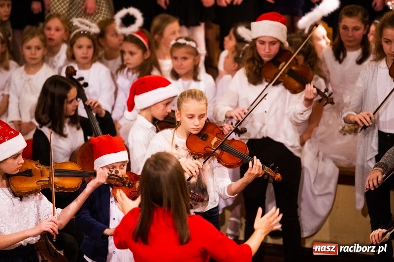 Zdjęcie w galerii na portalu naszraciborz.pl: Koncert kolędowy uczniów i nauczycieli szkoły muzycznej wiadomości z regionu