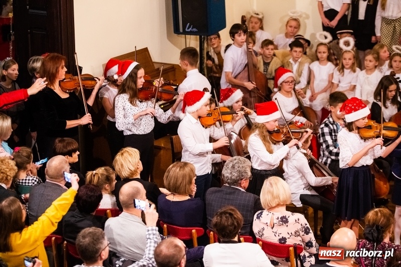 Zdjęcie w galerii na portalu naszraciborz.pl: Koncert kolędowy uczniów i nauczycieli szkoły muzycznej wiadomości z regionu