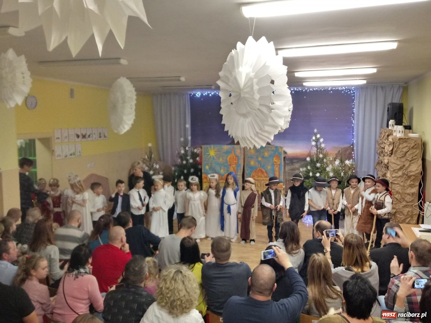 Zdjęcie w galerii na portalu naszraciborz.pl: Dzieci z rudzkiego przedszkola przedstawiły jasełka wiadomości z regionu