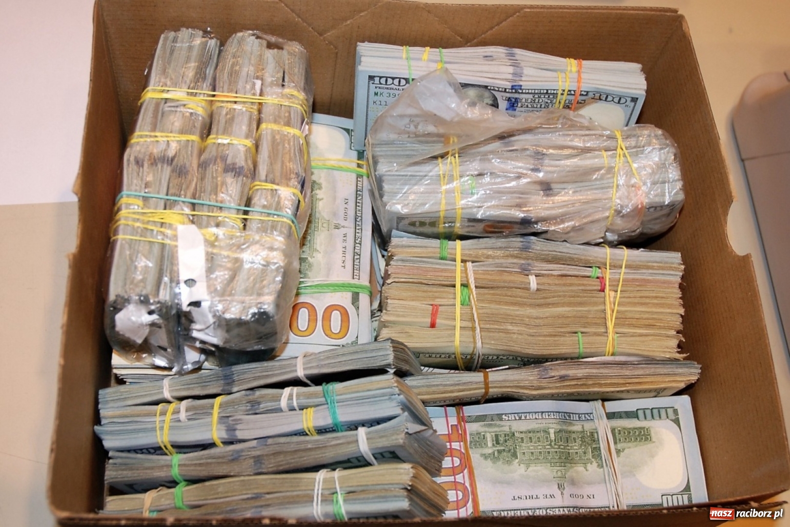 Zdjęcie w galerii na portalu naszraciborz.pl: Śląscy pogranicznicy z Raciborza i celnicy rozbili gang sprzedający podróbki  wiadomości z regionu