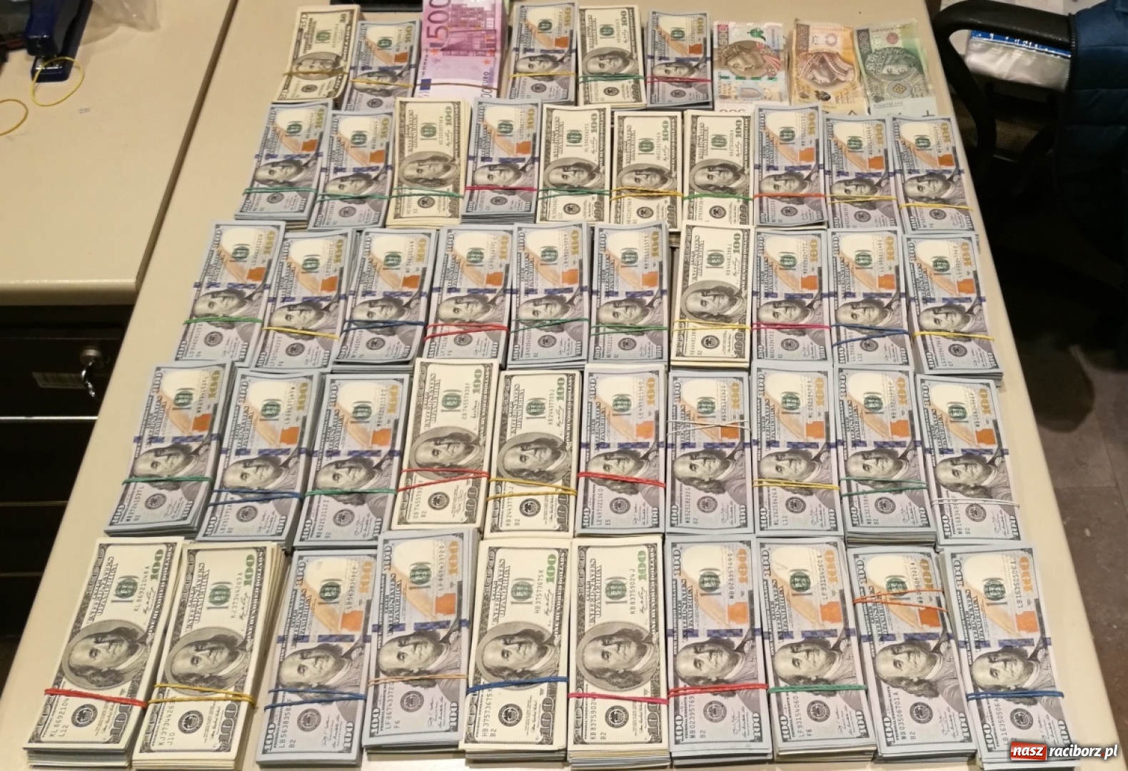 Zdjęcie w galerii na portalu naszraciborz.pl: Śląscy pogranicznicy z Raciborza i celnicy rozbili gang sprzedający podróbki  wiadomości z regionu