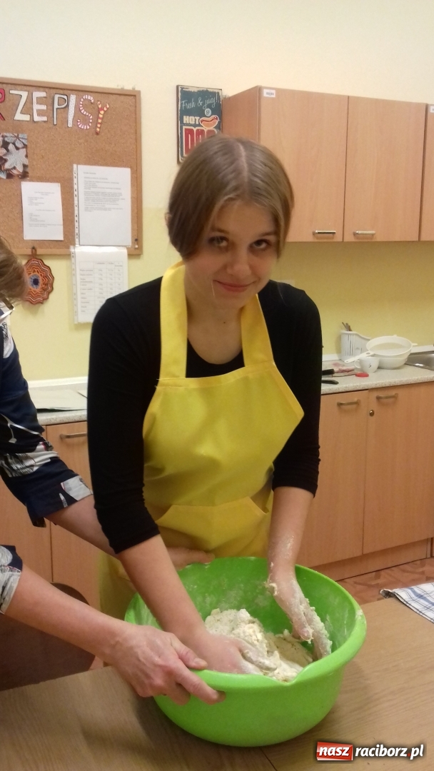 Zdjęcie w galerii na portalu naszraciborz.pl: Wychowankowie Ośrodka dla Niesłyszących obdarowali chorych w hospicjum św. Józefa wiadomości z regionu