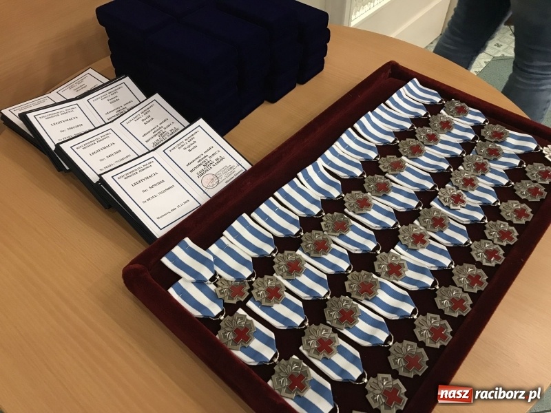 Zdjęcie w galerii na portalu naszraciborz.pl: W magistracie wręczono dziś odznaki Honorowy Dawca Krwi - Zasłużony dla Zdrowia Narodu  wiadomości z regionu