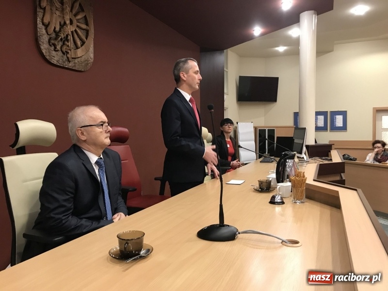 Zdjęcie w galerii na portalu naszraciborz.pl: W magistracie wręczono dziś odznaki Honorowy Dawca Krwi - Zasłużony dla Zdrowia Narodu  wiadomości z regionu