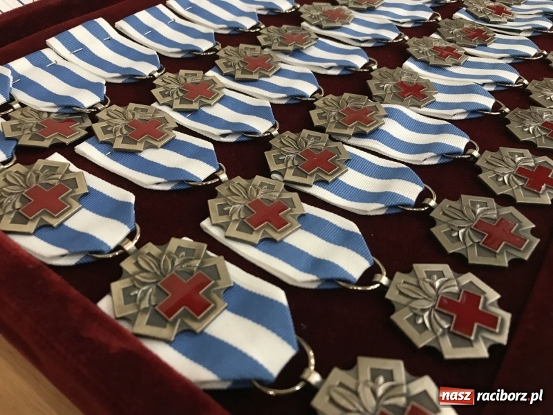 Zdjęcie w galerii na portalu naszraciborz.pl: W magistracie wręczono dziś odznaki Honorowy Dawca Krwi - Zasłużony dla Zdrowia Narodu  wiadomości z regionu