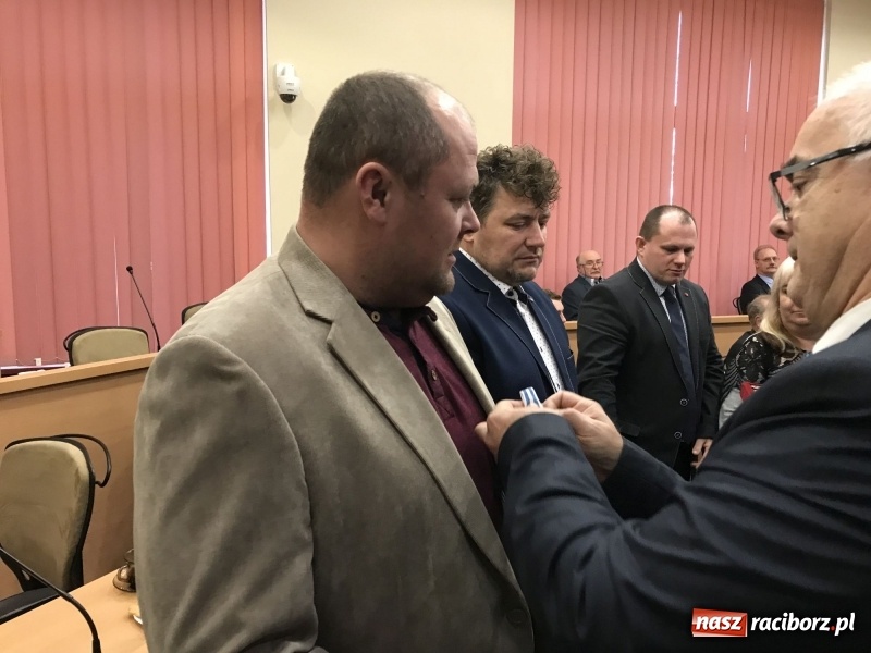 Zdjęcie w galerii na portalu naszraciborz.pl: W magistracie wręczono dziś odznaki Honorowy Dawca Krwi - Zasłużony dla Zdrowia Narodu  wiadomości z regionu