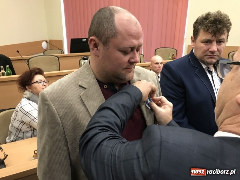 Zdjęcie w galerii na portalu naszraciborz.pl: W magistracie wręczono dziś odznaki Honorowy Dawca Krwi - Zasłużony dla Zdrowia Narodu  wiadomości z regionu