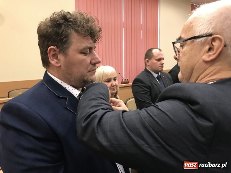 Zdjęcie w galerii na portalu naszraciborz.pl: W magistracie wręczono dziś odznaki Honorowy Dawca Krwi - Zasłużony dla Zdrowia Narodu  wiadomości z regionu