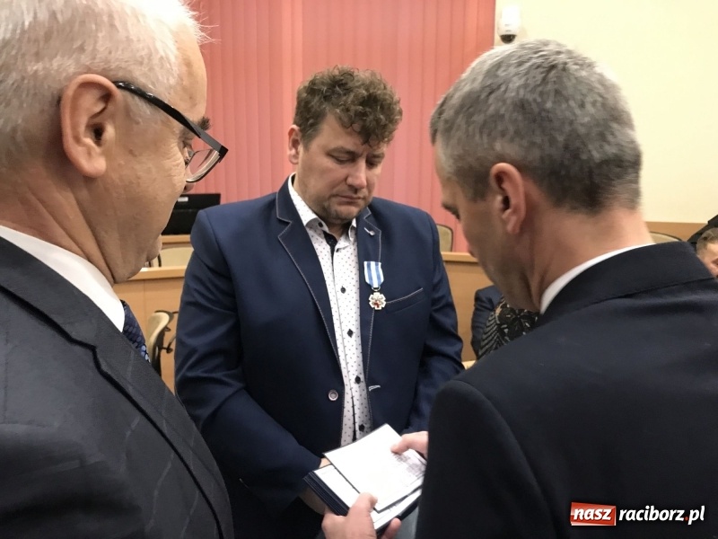 Zdjęcie w galerii na portalu naszraciborz.pl: W magistracie wręczono dziś odznaki Honorowy Dawca Krwi - Zasłużony dla Zdrowia Narodu  wiadomości z regionu