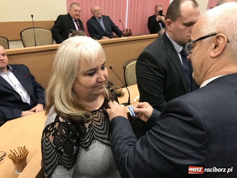 Zdjęcie w galerii na portalu naszraciborz.pl: W magistracie wręczono dziś odznaki Honorowy Dawca Krwi - Zasłużony dla Zdrowia Narodu  wiadomości z regionu