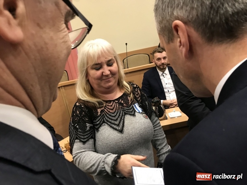 Zdjęcie w galerii na portalu naszraciborz.pl: W magistracie wręczono dziś odznaki Honorowy Dawca Krwi - Zasłużony dla Zdrowia Narodu  wiadomości z regionu