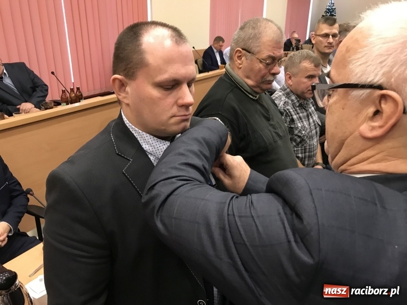 Zdjęcie w galerii na portalu naszraciborz.pl: W magistracie wręczono dziś odznaki Honorowy Dawca Krwi - Zasłużony dla Zdrowia Narodu  wiadomości z regionu
