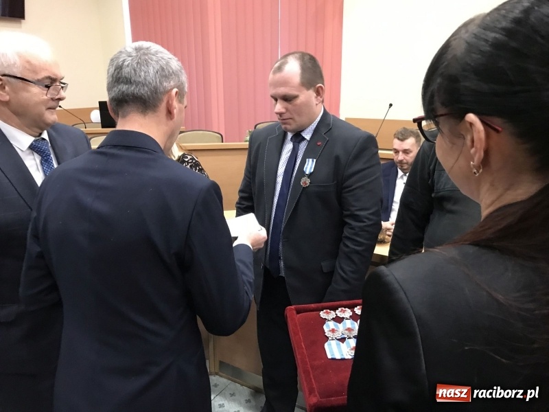 Zdjęcie w galerii na portalu naszraciborz.pl: W magistracie wręczono dziś odznaki Honorowy Dawca Krwi - Zasłużony dla Zdrowia Narodu  wiadomości z regionu