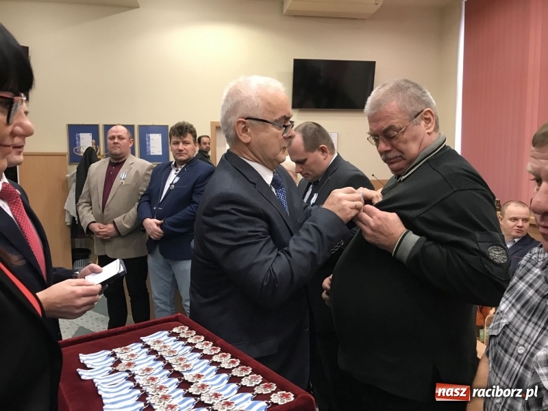 Zdjęcie w galerii na portalu naszraciborz.pl: W magistracie wręczono dziś odznaki Honorowy Dawca Krwi - Zasłużony dla Zdrowia Narodu  wiadomości z regionu