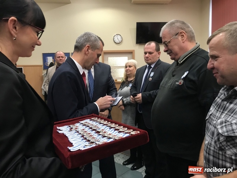Zdjęcie w galerii na portalu naszraciborz.pl: W magistracie wręczono dziś odznaki Honorowy Dawca Krwi - Zasłużony dla Zdrowia Narodu  wiadomości z regionu