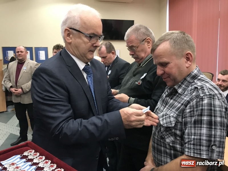 Zdjęcie w galerii na portalu naszraciborz.pl: W magistracie wręczono dziś odznaki Honorowy Dawca Krwi - Zasłużony dla Zdrowia Narodu  wiadomości z regionu