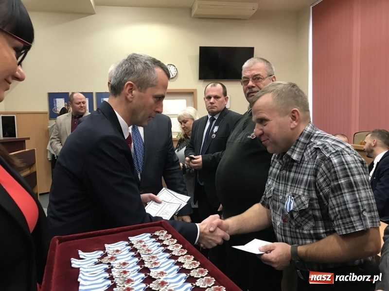 Zdjęcie w galerii na portalu naszraciborz.pl: W magistracie wręczono dziś odznaki Honorowy Dawca Krwi - Zasłużony dla Zdrowia Narodu  wiadomości z regionu