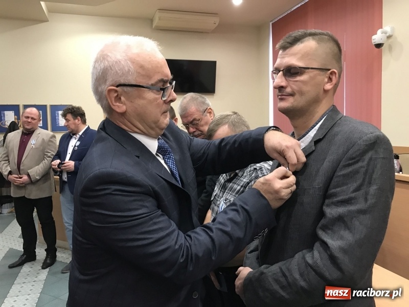 Zdjęcie w galerii na portalu naszraciborz.pl: W magistracie wręczono dziś odznaki Honorowy Dawca Krwi - Zasłużony dla Zdrowia Narodu  wiadomości z regionu