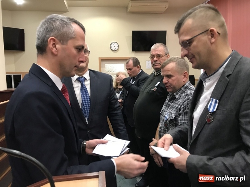 Zdjęcie w galerii na portalu naszraciborz.pl: W magistracie wręczono dziś odznaki Honorowy Dawca Krwi - Zasłużony dla Zdrowia Narodu  wiadomości z regionu