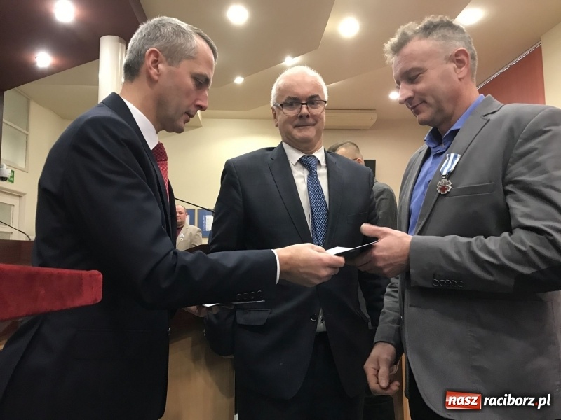 Zdjęcie w galerii na portalu naszraciborz.pl: W magistracie wręczono dziś odznaki Honorowy Dawca Krwi - Zasłużony dla Zdrowia Narodu  wiadomości z regionu