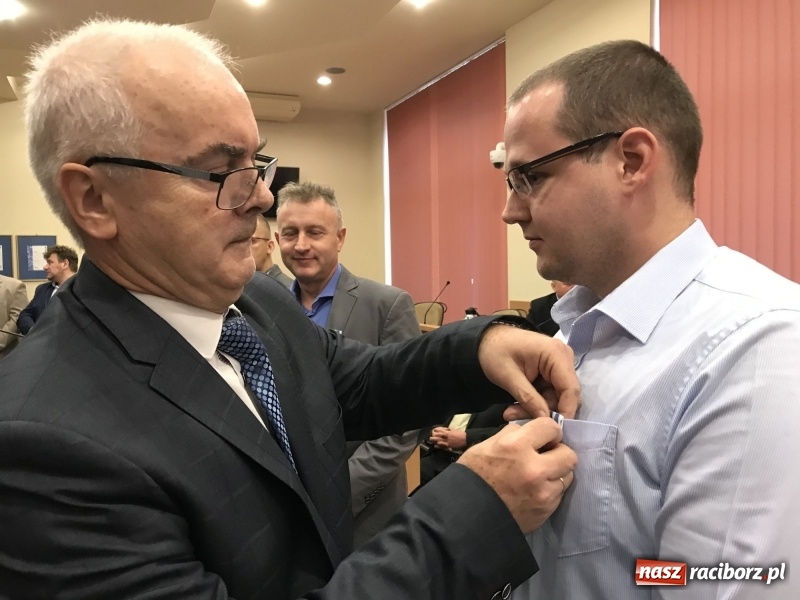 Zdjęcie w galerii na portalu naszraciborz.pl: W magistracie wręczono dziś odznaki Honorowy Dawca Krwi - Zasłużony dla Zdrowia Narodu  wiadomości z regionu