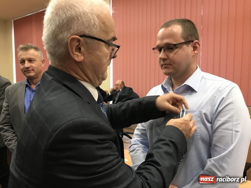 Zdjęcie w galerii na portalu naszraciborz.pl: W magistracie wręczono dziś odznaki Honorowy Dawca Krwi - Zasłużony dla Zdrowia Narodu  wiadomości z regionu