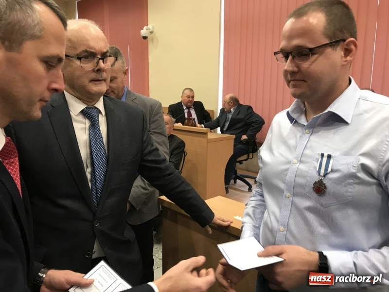 Zdjęcie w galerii na portalu naszraciborz.pl: W magistracie wręczono dziś odznaki Honorowy Dawca Krwi - Zasłużony dla Zdrowia Narodu  wiadomości z regionu