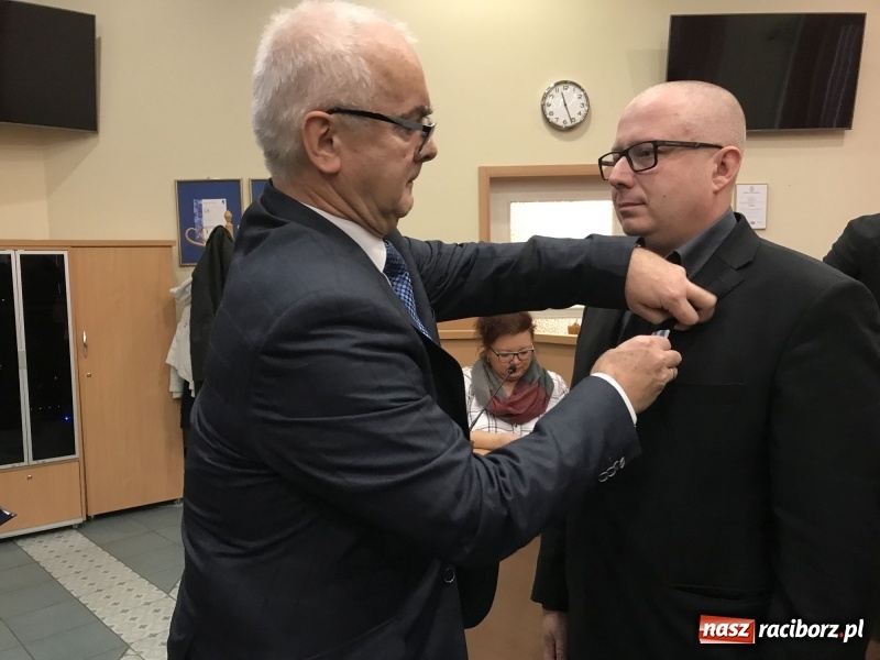 Zdjęcie w galerii na portalu naszraciborz.pl: W magistracie wręczono dziś odznaki Honorowy Dawca Krwi - Zasłużony dla Zdrowia Narodu  wiadomości z regionu