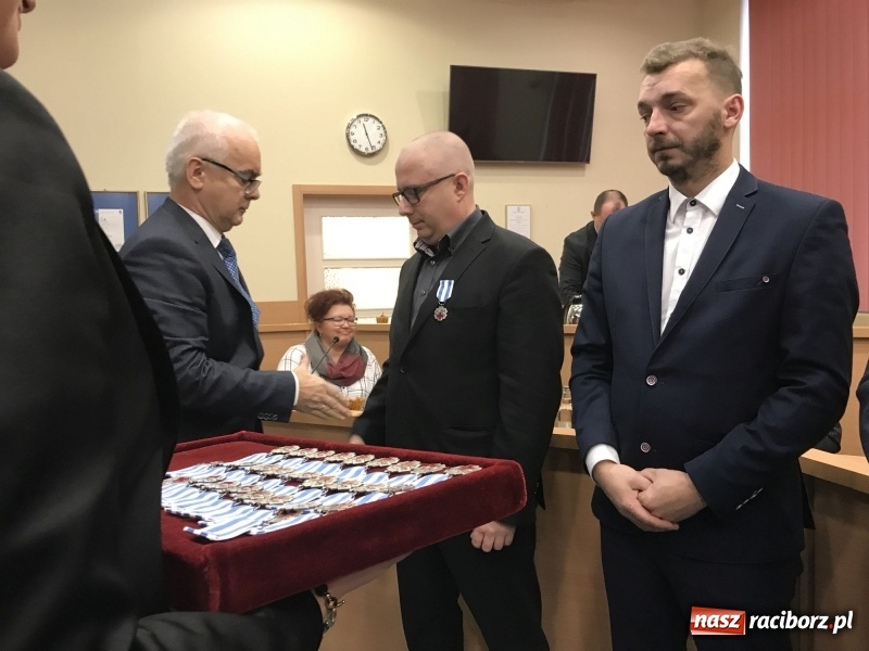 Zdjęcie w galerii na portalu naszraciborz.pl: W magistracie wręczono dziś odznaki Honorowy Dawca Krwi - Zasłużony dla Zdrowia Narodu  wiadomości z regionu