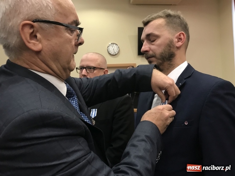 Zdjęcie w galerii na portalu naszraciborz.pl: W magistracie wręczono dziś odznaki Honorowy Dawca Krwi - Zasłużony dla Zdrowia Narodu  wiadomości z regionu