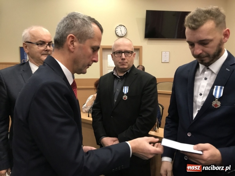 Zdjęcie w galerii na portalu naszraciborz.pl: W magistracie wręczono dziś odznaki Honorowy Dawca Krwi - Zasłużony dla Zdrowia Narodu  wiadomości z regionu