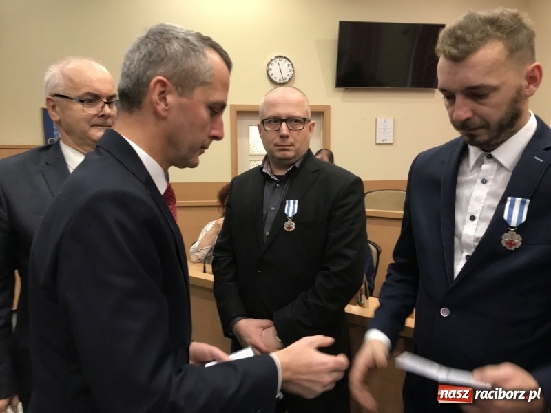 Zdjęcie w galerii na portalu naszraciborz.pl: W magistracie wręczono dziś odznaki Honorowy Dawca Krwi - Zasłużony dla Zdrowia Narodu  wiadomości z regionu