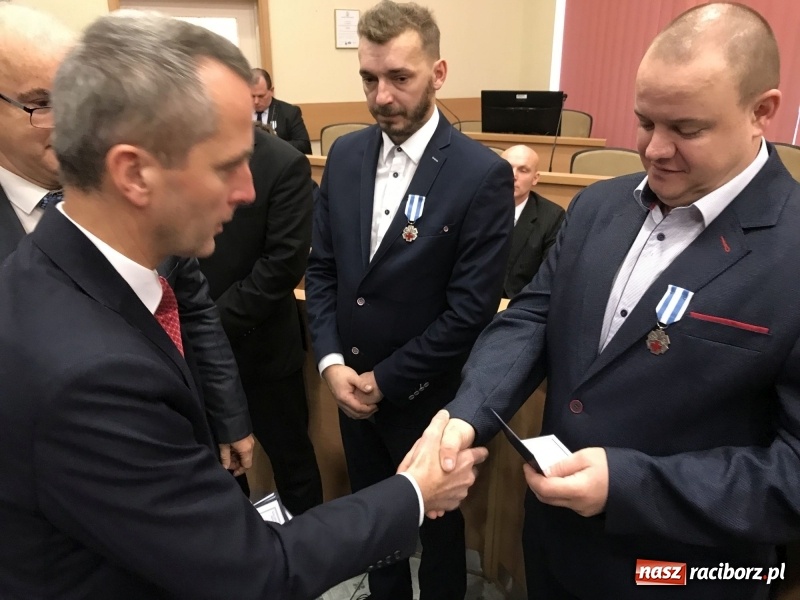 Zdjęcie w galerii na portalu naszraciborz.pl: W magistracie wręczono dziś odznaki Honorowy Dawca Krwi - Zasłużony dla Zdrowia Narodu  wiadomości z regionu
