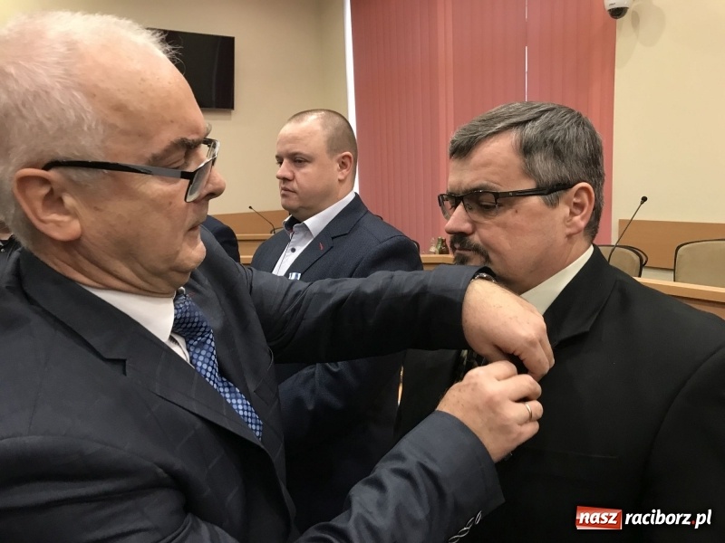 Zdjęcie w galerii na portalu naszraciborz.pl: W magistracie wręczono dziś odznaki Honorowy Dawca Krwi - Zasłużony dla Zdrowia Narodu  wiadomości z regionu