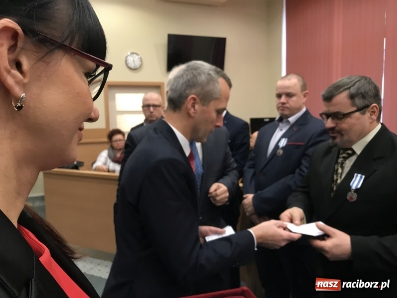 Zdjęcie w galerii na portalu naszraciborz.pl: W magistracie wręczono dziś odznaki Honorowy Dawca Krwi - Zasłużony dla Zdrowia Narodu  wiadomości z regionu