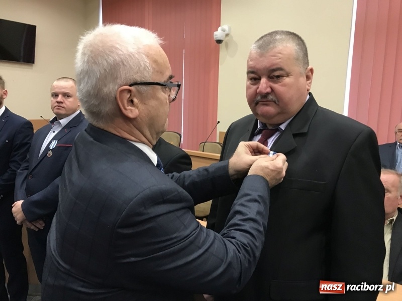 Zdjęcie w galerii na portalu naszraciborz.pl: W magistracie wręczono dziś odznaki Honorowy Dawca Krwi - Zasłużony dla Zdrowia Narodu  wiadomości z regionu