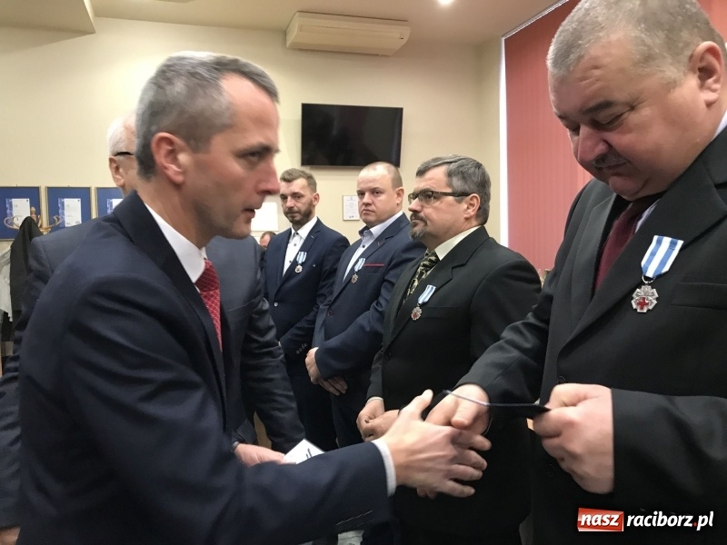 Zdjęcie w galerii na portalu naszraciborz.pl: W magistracie wręczono dziś odznaki Honorowy Dawca Krwi - Zasłużony dla Zdrowia Narodu  wiadomości z regionu