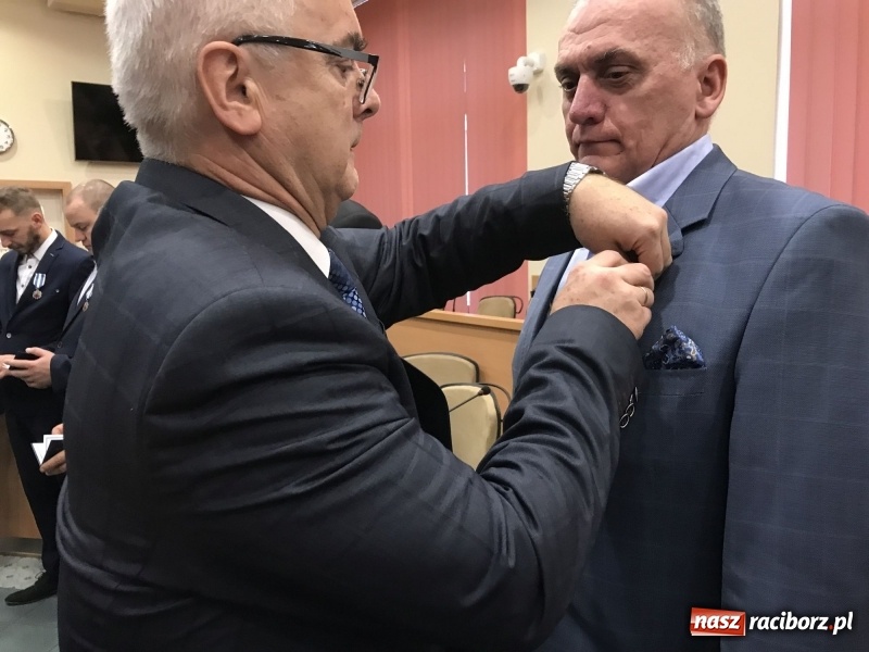 Zdjęcie w galerii na portalu naszraciborz.pl: W magistracie wręczono dziś odznaki Honorowy Dawca Krwi - Zasłużony dla Zdrowia Narodu  wiadomości z regionu